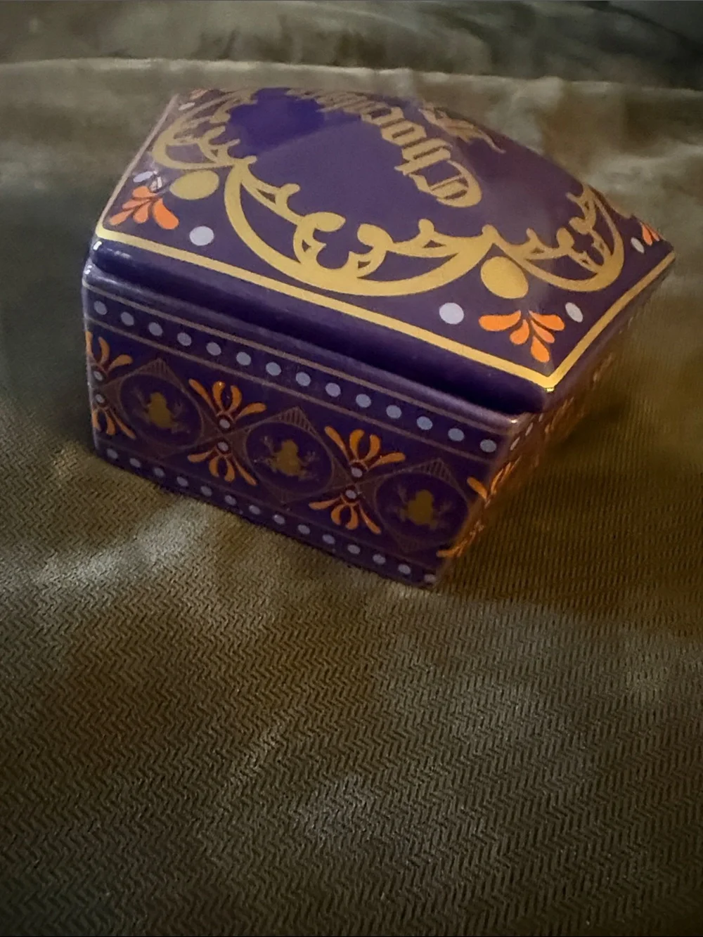 Chocolate Frog Tin - Purple and Gold Decorative Candle